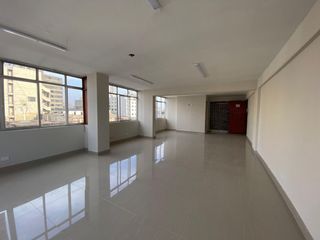 Foto 3 de VENDO Céntrico inmueble DOBLE USO PARA SER ADAPTADO COMO DPTO u OFICINA - Remodelado en El Cercado de Lima - Jr. Washington con Av Uruguay
