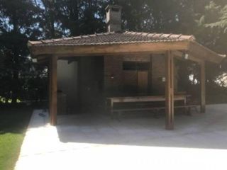 Foto 10 de Solida construcción sobre gran predio.