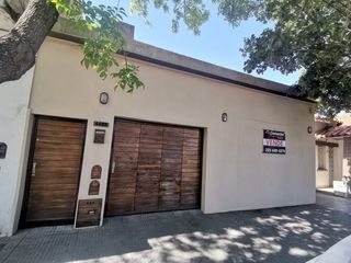 Foto 1 de casa en barrio pompeya con garage y local lote propio