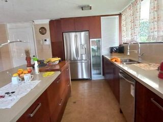 Foto 1 de EN RENTA Excelente casa de 4 dormitorios en Cumbayá dentro de Urbanización