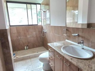 Foto 3 de EN RENTA Excelente casa de 4 dormitorios en Cumbayá dentro de Urbanización