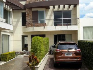 Foto 1 de Vendo linda casa en Cumbayá, sector Cervecería Nacional
