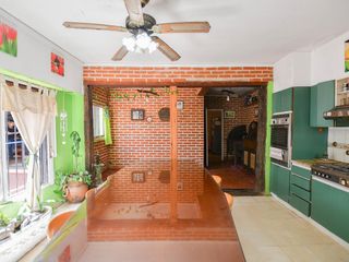 Casa en Venta 4 Dormitorios, Parque y Pileta