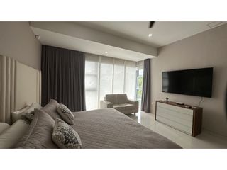 SE VENDE CASA CERCA AL CENTRO COMERCIAL VIVA