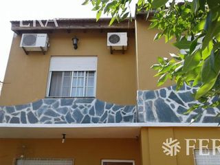 Venta de Casa para 2 familias con cochera en Villa Dominico