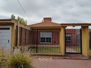CASA EN VENTA - B° Residencial Cementista. 3 Dorm /Piscina/Jardín /Cochera doble