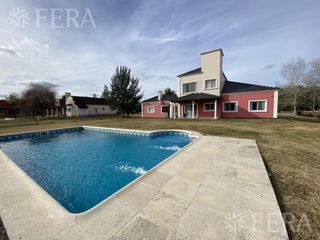 Alquiler casa 6 ambientes con cochera, quincho y piscina en Campos de Roca 1