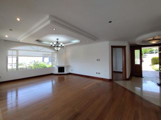RENTA AMPLIA CASA 4 DORM. EN URBANIZACIÓN -  NAYÓN