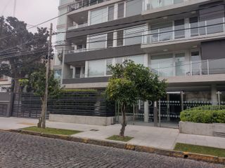 Cochera descubierta en planta baja, acceso horizontal, centro de San Isidro.