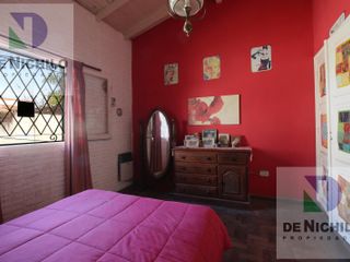Venta Casa Chalet de 4 amb. con fondo y parrilla en  Berazategui, Oportunidad !!!