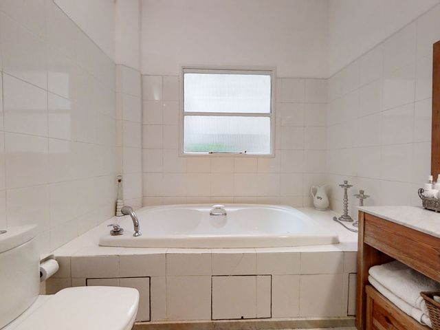 Venta Piso de Categoría Retiro /Cochera y Baulera.