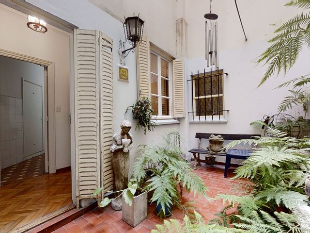 Venta Piso de Categoría Retiro /Cochera y Baulera.
