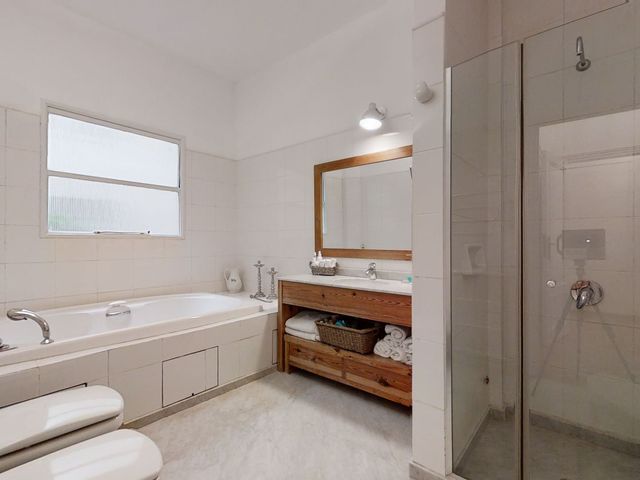 Venta Piso de Categoría Retiro /Cochera y Baulera.