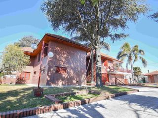 Casa en venta La Plata con pileta, parque y sauna