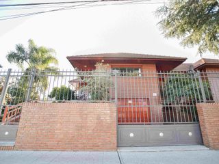 Casa en venta La Plata con pileta, parque y sauna