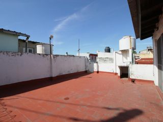 Casa  en venta reciclada de 3 ambientes en Crucesita - Avellaneda con patio, terraza y quincho