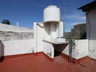 Casa  en venta reciclada de 3 ambientes en Crucesita - Avellaneda con patio, terraza y quincho