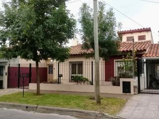 Foto 1 de Chalet en venta en Parque Johnston