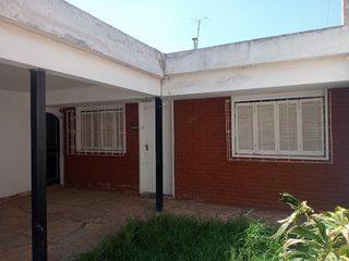 Foto 2 de Retasado Venta Casa 2 dormitorios + Departamento + Local Escritura en Barrio Empalme U$S65.000.