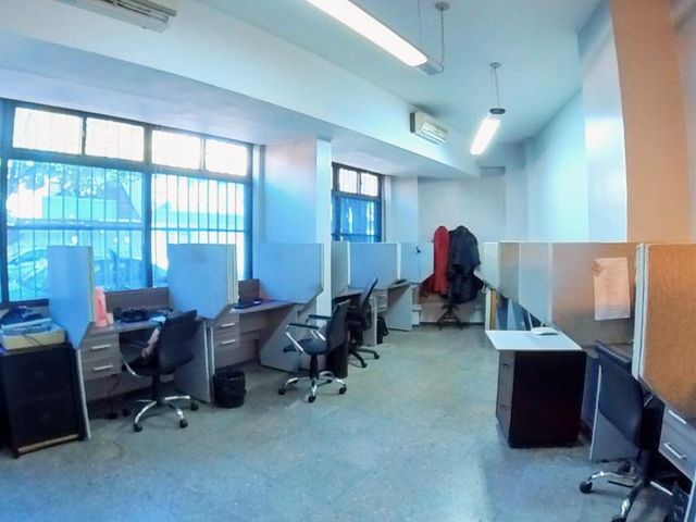 Excelente oficina de 260 m2 en 2 plantas.