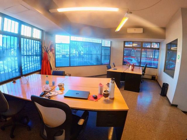 Excelente oficina de 260 m2 en 2 plantas.