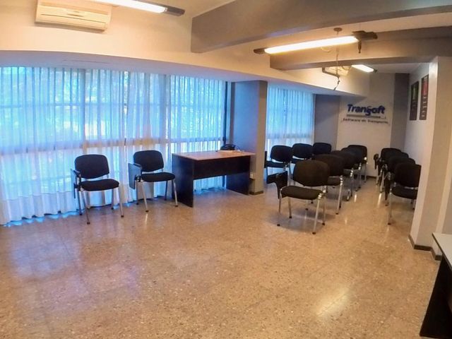 Excelente oficina de 260 m2 en 2 plantas.