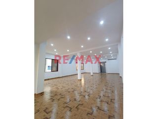 Foto 6 de Ubicación Privilegiada en Jayanca, Lambayeque! 🏢

Presentamos un espacioso y versátil local comercial de estreno, perfecto para que emprendas o expa
