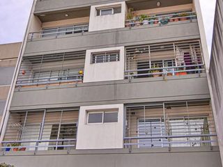 Monoambiente con balcón al ctfte y terraza propia de 37 m2. Muy luminoso!