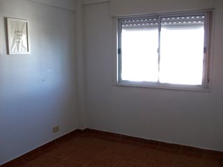 Semipiso de tres ambientes con cocina separada y balcón contrafrente