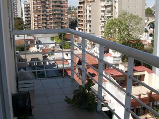 Semipiso de tres ambientes con cocina separada y balcón contrafrente