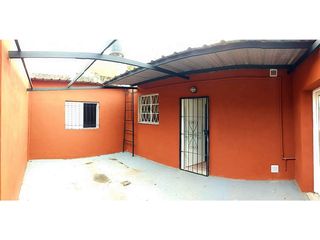 Casa de 2 Dormitorios con Garaje y Patio en Alquiler, Barrio Matheu, Rosario