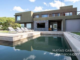 Foto 1 de Casa a la venta en Lomas de La Carolina de 7 años de antigüedad, Minimalista, cálida y luminosa