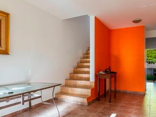 Dúplex en venta - 2 dormitorios 2 baños - cochera - 103mts2 - Los Hornos, La Plata