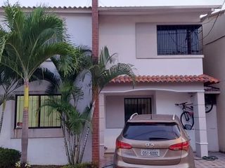 Foto 1 de VENTA DE CASA DE 4 HABITACIONES EN MILAN