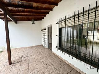 Casa en venta de 4 ambientes c/ cochera en Castelar