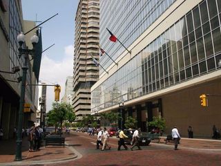 Foto 1 de Centro de Guayaquil, Av. 9 de Octubre vendo local comercial