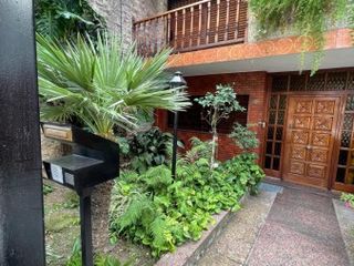 Retasado Casa Lote Propio 8 Amb con Jardin y Pileta en Av. Varela 300