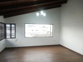 Sangolqui, Casa Comercial  en  Renta, 140m2, 5 Ambientes.