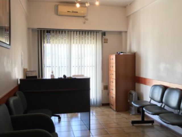 Departamento en  Castelar centro, tres ambientes apto profesional, la gran mayoría son oficinas y consultorios.