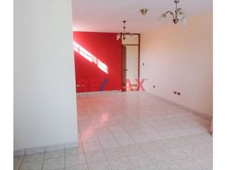 Foto 3 de Descripción
Vendo Duplex ubicado en la Urb. Santa Ana, a unas cuadras del Real Plaza y Plaza de la luna, a solo 10 min de la Plaza de Armas y a la Av