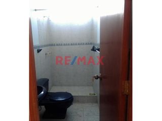Foto 11 de Descripción
Vendo Duplex ubicado en la Urb. Santa Ana, a unas cuadras del Real Plaza y Plaza de la luna, a solo 10 min de la Plaza de Armas y a la Av