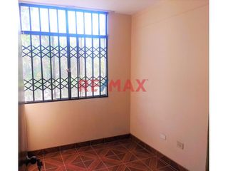 Foto 4 de Descripción
Vendo Duplex ubicado en la Urb. Santa Ana, a unas cuadras del Real Plaza y Plaza de la luna, a solo 10 min de la Plaza de Armas y a la Av