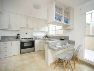Foto 6 de Venta de hermosa casa 4 Dormitorios en etapa Floreana  - Casalaguna/km 12 av. León Febres Cordero.