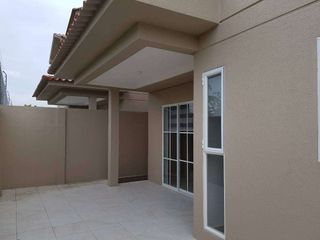 Foto 8 de Venta de hermosa casa 4 Dormitorios en etapa Floreana  - Casalaguna/km 12 av. León Febres Cordero.