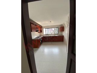 VENDO lindo y amplio apartamento en barrio el Ingenio, Cali, Colombia, 165 M2, tercer piso sin ascensor.-7917