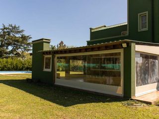 Casa con pileta a la venta en Lobos Country Club
