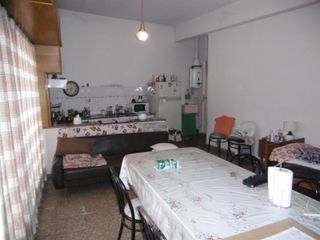 Foto 1 de Casa 6amb lote propio 8,66x33mts 4 deptos s/subdiv local