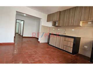 Foto 1 de ¡Escapa del bullicio de Lima y disfruta de la vida en Chaclacayo! ️

Este acogedor departamento de una habitación te ofrece la tranquilidad que busc
