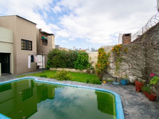Casa en venta en La Plata, dos dormitorios