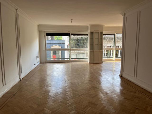 Departamento de 3 dormitorios y 2 dependencias con Balcón en Alquiler - Baulera y Cochera - Recoleta